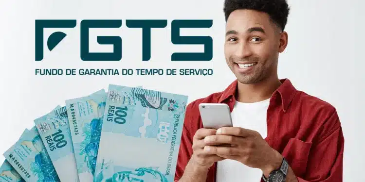 Homem sorridente segurando celular com cédulas de 100 reais e logo do FGTS ao fundo