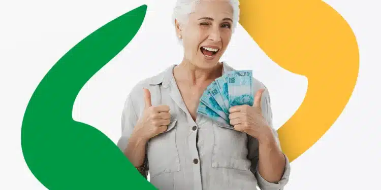 Mulher idosa com cabelo branco segurando notas de dinheiro e fazendo gesto de positivo