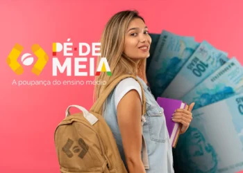 Estudante feliz com mochila e livros, em frente a notas de dinheiro, simbolizando o programa Pé-de-Meia do MEC para incentivo à frequência escolar.