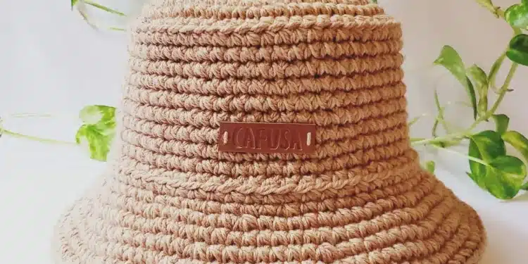 Imagem destacada Chapéu bucket de crochê: o acessório artesanal que vai dominar o verão