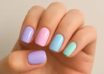 Imagem destacada Misture tons pastel nas unhas e conquiste um look leve e sofisticado