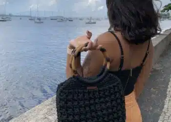 Imagem destacada Bolsa de crochê com alça de bambu: tutorial completo para criar o acessório do verão