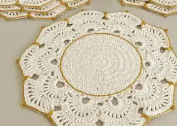 Imagem destacada Sousplat de crochê com fio dourado: elegância instantânea para qualquer mesa