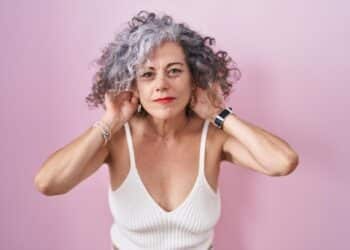 Imagem destacada Guia completo para exibir cabelos grisalhos com charme e personalidade