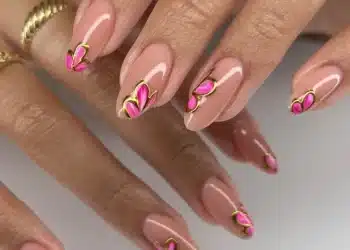 Imagem destacada Unhas com flores delicadas: a nail art de primavera que valoriza qualquer look