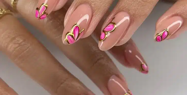 Imagem destacada Unhas com flores delicadas: a nail art de primavera que valoriza qualquer look