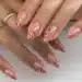Imagem destacada Unhas com flores delicadas: a nail art de primavera que valoriza qualquer look