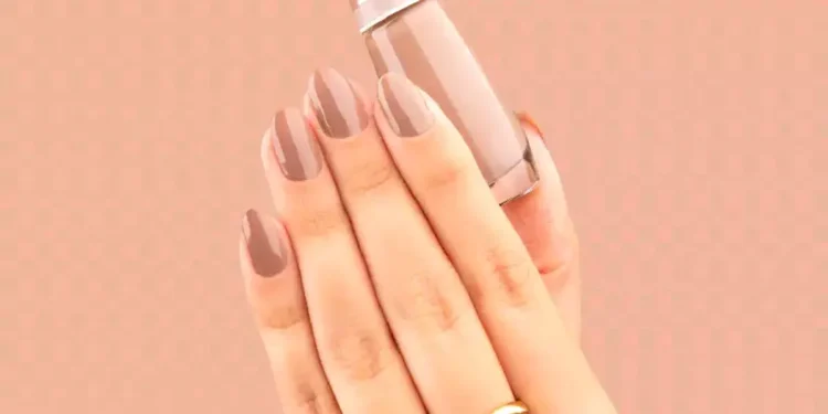 Imagem destacada Esmalte nude rosado: o tom curinga que deixa qualquer mão elegante em