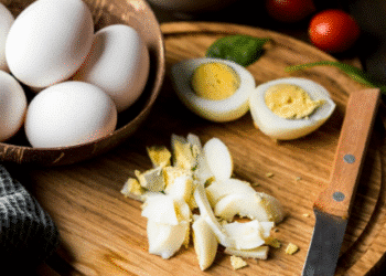 Imagem destacada O Guia Definitivo para Descascar Ovos Facilmente em Segundos