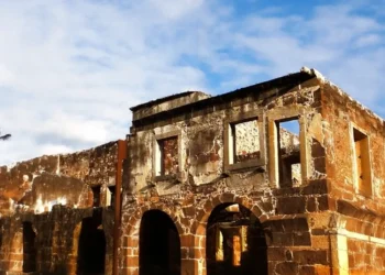 Imagem destacada Castelo medieval no Brasil? fatos surpreendentes sobre a fortaleza de Garcia d’Ávila