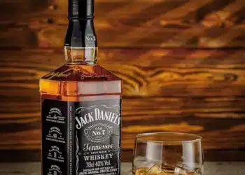 Imagem destacada Dicas Infalíveis para Reconhecer Uísque Falsificado Antes de Abrir a Garrafa