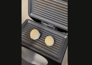 Imagem destacada Pão de queijo na sanduicheira: o lanche de minutos que conquistou o TikTok