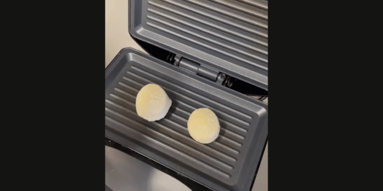 Imagem destacada Pão de queijo na sanduicheira: o lanche de minutos que conquistou o TikTok