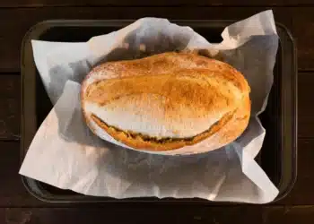 Imagem destacada Pão duro nunca mais: devolva a maciez do pão dormido em minutos