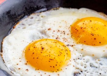 Imagem destacada Ovo frito sem mistério: como o vinagre garante claras firmes e gemas macias