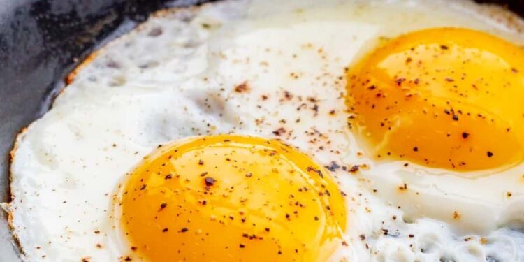Imagem destacada Ovo frito sem mistério: como o vinagre garante claras firmes e gemas macias