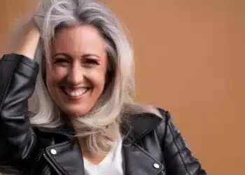 Imagem destacada Cabelos brancos amarelados: estratégias eficazes para manter o tom luminoso