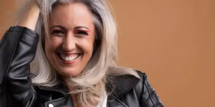 Cabelos brancos amarelados: 5 estratégias eficazes para manter o tom luminoso 1 Imagem destacada Cabelos brancos amarelados: estratégias eficazes para manter o tom luminoso