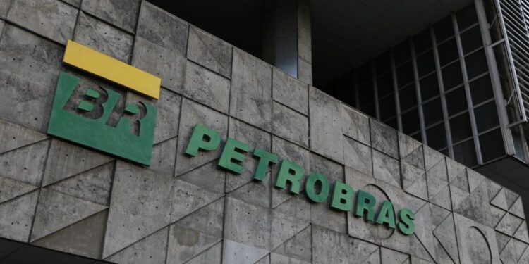 Imagem destacada Petrobras anuncia novo reajuste e consumidores buscam alternativas para driblar alta da gasolina