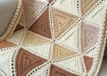 Imagem destacada Manta de crochê geométrica: transforme sua sala com conforto e design