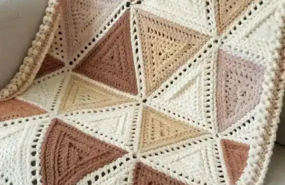 Manta de crochê geométrica: transforme sua sala com conforto e design 1 Imagem destacada Manta de crochê geométrica: transforme sua sala com conforto e design