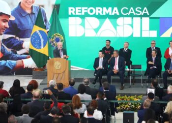 Crédito para reformar casa pela Caixa: como funciona o Reforma Casa Brasil e quem pode se inscrever 4 Presidente discursando no lançamento do programa Reforma Casa Brasil, com a bandeira do Brasil ao lado e painel exibindo trabalhadores da construção civil.