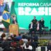 Presidente discursando no lançamento do programa Reforma Casa Brasil, com a bandeira do Brasil ao lado e painel exibindo trabalhadores da construção civil.