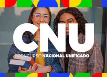 Duas estudantes sorrindo segurando livros, com a sigla "CNU" (Concurso Nacional Unificado) em destaque. A imagem celebra a nomeação de 855 aprovados para Auditor-Fiscal do Trabalho.