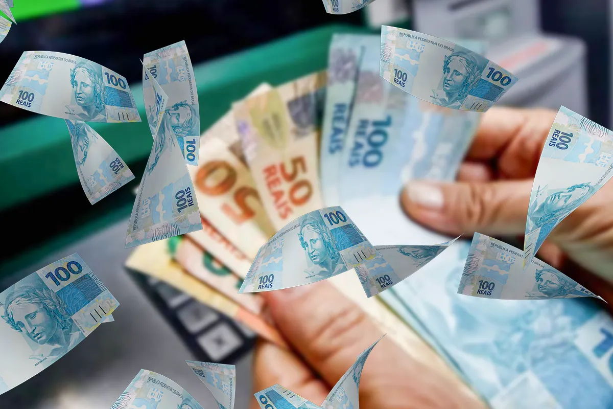 Mão contando notas de R$ 100 e R$ 50, com notas flutuando no ar, ilustrando o montante de R$ 12,22 bilhões em dinheiro esquecido que o Banco Central já devolveu pelo Sistema SVR.