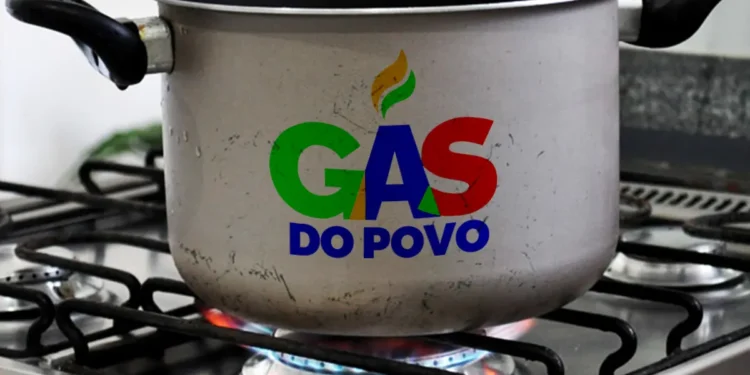Novo benefício: famílias com CadÚnico vão receber recarga de gás sem pagar nada 1 Panela simples sobre um fogão com a chama acesa, exibindo o logotipo "GÁS DO POVO" em cores vivas no centro da panela, para quem está cadastrado no CadÚnico.