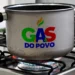 Novo benefício: famílias com CadÚnico vão receber recarga de gás sem pagar nada 8 Panela simples sobre um fogão com a chama acesa, exibindo o logotipo "GÁS DO POVO" em cores vivas no centro da panela, para quem está cadastrado no CadÚnico.