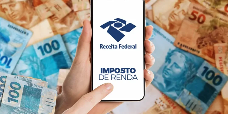 Mão segurando celular com logo da Receita Federal e texto Imposto de Renda, sobre notas de real ao fundo