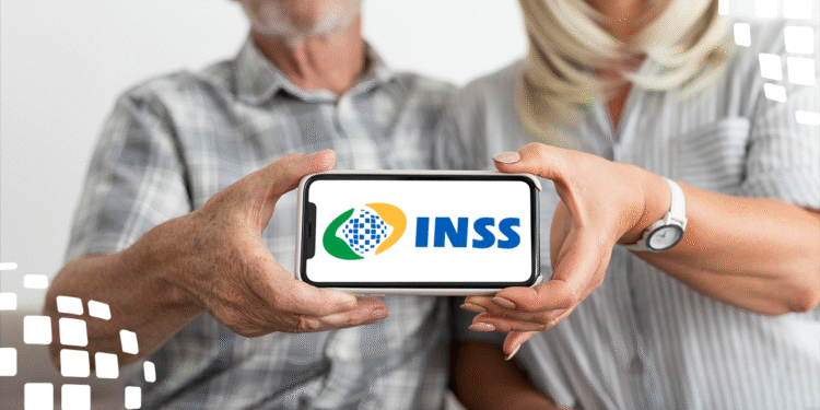 Casal de aposentados segurando celular com o logo do INSS, simbolizando o acesso à informação sobre o ressarcimento.