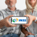 Aposentados têm só até 14 de novembro para pedir dinheiro de volta do INSS 8 Casal de aposentados segurando celular com o logo do INSS, simbolizando o acesso à informação sobre o ressarcimento.