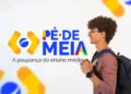 Entenda como estudantes podem ganhar R$ 200 com o ENEM 2025 9 ovem de mochila com relógio olhando para logo colorido do programa Pé de Meia ensino médio
