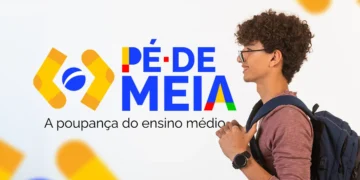 ovem de mochila com relógio olhando para logo colorido do programa Pé de Meia ensino médio