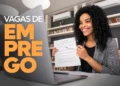 Shopee está contratando! Mais de 350 vagas abertas em diversas áreas 8 Mulher sorrindo segurando contrato durante entrevista de emprego online em ambiente moderno.