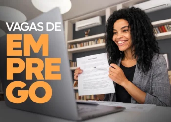 Shopee está contratando! Mais de 350 vagas abertas em diversas áreas 2 Mulher sorrindo segurando contrato durante entrevista de emprego online em ambiente moderno.