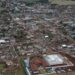 FGTS Calamidade: vítimas do tornado no Paraná podem sacar até R$ 6.220 8 Vista aérea de uma cidade no Paraná com casas destruídas e telhados arrancados após um tornado, ilustrando o cenário de calamidade que permite o saque do FGTS.