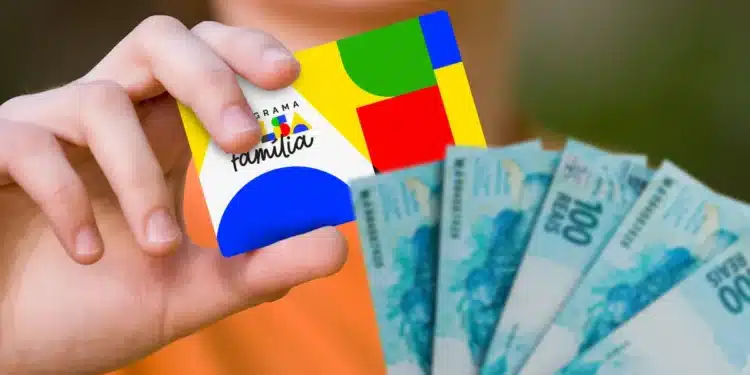 Bolsa Família cai no domingo? Entenda sobre a operacionalização do programa 1 Mão segurando cartão Bolsa Família próximo a várias cédulas de dinheiro reais