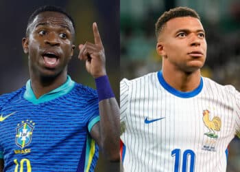 Dois jogadores de futebol, um com uniforme do Brasil e outro da França