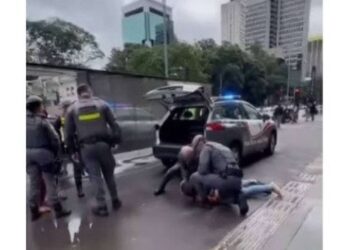 Diarista é imobilizada pela PM na Avenida Paulista após discussão sobre pagamento; filha de 7 anos presenciou a cena