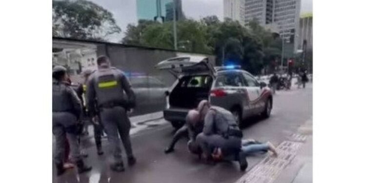 Diarista é imobilizada pela PM na Avenida Paulista após discussão sobre pagamento; filha de 7 anos presenciou a cena