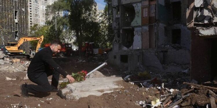 Ataque com Mísseis Russos Deixa 24 Mortos em Prédio Residencial de Kiev