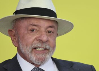 Lula destaca investimentos federais e cobra investigação sobre repasse a Flávio Bolsonaro em Camaçari