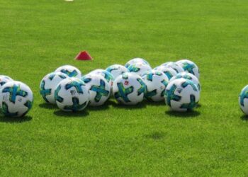 A primeira vez que a bola com chip foi utilizada em uma Copa do Mundo aconteceu em 2022, no Catar; a bola oficial do torneio foi a Adidas Al Rihla. • Créditos: garten-gg/Pixabay
