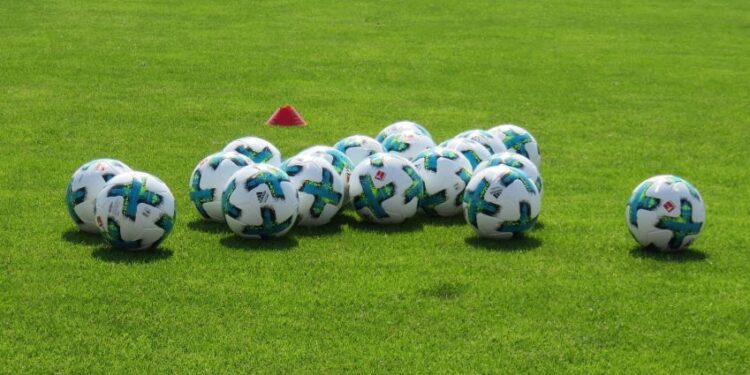 A primeira vez que a bola com chip foi utilizada em uma Copa do Mundo aconteceu em 2022, no Catar; a bola oficial do torneio foi a Adidas Al Rihla. • Créditos: garten-gg/Pixabay