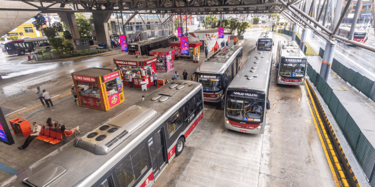 Setor de Serviços Brasileiro Cai 1,2% em Março de 2026: Transportes Lideram Queda