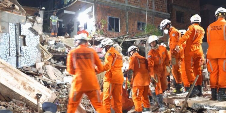 Colapso de prédio na Baixa das Pedrinhas, Salvador, deixa três mortos e mobiliza equipes de resgate