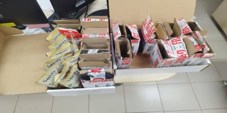 Polícia Federal apreende 20 caixas de remédios para emagrecer sem documentação no Aeroporto de Maringá